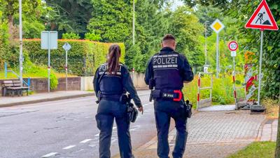 Evakuierung nach Bombenfund in Ettlingen: Fliegerbombe aus dem zweiten Weltkrieg in Wohngebiet entdeckt - Evakuierungsradius von 400 Metern ist erforderlich - Bewohner m?ssen H?user verlassen, Polizei und Ordnungskr?fte im Einsatz-stock-foto