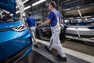 Elektrofahrzeuge VW ID3 werden in einer Montagehalle der Volkswagen Sachsen GmbH in Zwickau montiert. In dem Werk in Sac-stock-foto