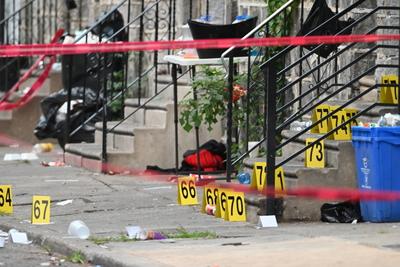 Three people are dead and ten people are injured in a mass shooting on the 1500 block of s. Etting street in philadelphia, pennsylvania-stock-foto