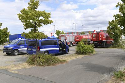 Einsatzfahrzeuge des THW und der Feuerwehr-stock-foto