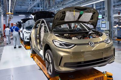 Elektrofahrzeuge VW ID3 werden in einer Montagehalle der Volkswagen Sachsen GmbH in Zwickau montiert. In dem Werk in Sac-stock-foto