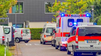 Evakuierung nach Bombenfund in Ettlingen: Fliegerbombe aus dem zweiten Weltkrieg in Wohngebiet entdeckt - Evakuierungsradius von 400 Metern ist erforderlich - Bewohner m?ssen H?user verlassen, Polizei und Ordnungskr?fte im Einsatz-stock-foto