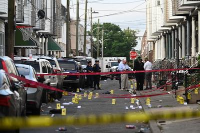 Three people are dead and ten people are injured in a mass shooting on the 1500 block of s. Etting street in philadelphia, pennsylvania-stock-foto