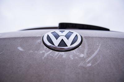 Prozess gegen Volkswagen Das Logo an einem dreckigen Auto von Volkswagen: Greenpeace klagt derzeit gegen den Autoherstel-stock-foto