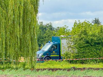 Evakuierung nach Bombenfund in Ettlingen: Fliegerbombe aus dem zweiten Weltkrieg in Wohngebiet entdeckt - Evakuierungsradius von 400 Metern ist erforderlich - Bewohner m?ssen H?user verlassen, Polizei und Ordnungskr?fte im Einsatz-stock-foto