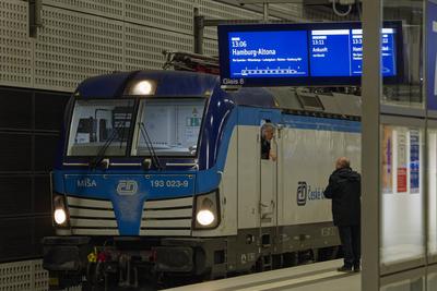 IC der Tschechischen Bahn im Berliner Hauptbahnhof-stock-foto