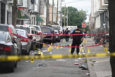 Three people are dead and ten people are injured in a mass shooting on the 1500 block of s. Etting street in philadelphia, pennsylvania-stock-foto