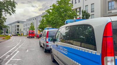 Evakuierung nach Bombenfund in Ettlingen: Fliegerbombe aus dem zweiten Weltkrieg in Wohngebiet entdeckt - Evakuierungsradius von 400 Metern ist erforderlich - Bewohner m?ssen H?user verlassen, Polizei und Ordnungskr?fte im Einsatz-stock-foto