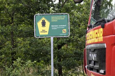 Hinweisschild 'Naturschutzgebiet' b-stock-foto