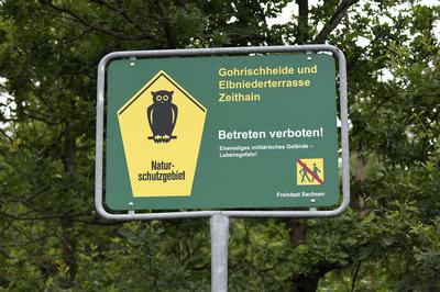 Hinweisschild 'Naturschutzgebiet' b-stock-foto