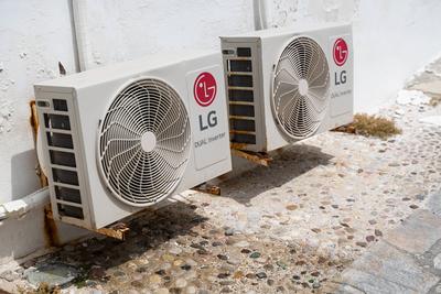 Mykonos, Greece - 10 May 2023: Air conditioner LG company outside of a building *** Klimaanlage der Firma LG außen an ei-stock-foto