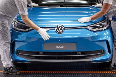 Elektrofahrzeuge VW ID3 werden in einer Montagehalle der Volkswagen Sachsen GmbH in Zwickau montiert. In dem Werk in Sac-stock-foto