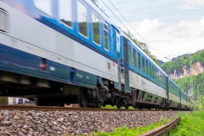 Eurozug aus Prag Ein Zug der Tschechischen Eisenbahn ?aesk? drahy, a.s. f?hrt auf der Bahnstrecke nach Deutschland ein.-stock-foto