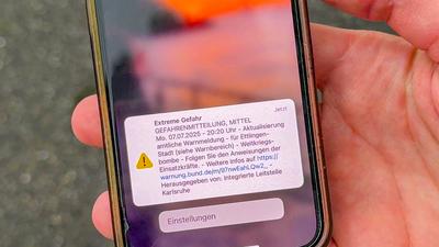 Evakuierung nach Bombenfund in Ettlingen: Fliegerbombe aus dem zweiten Weltkrieg in Wohngebiet entdeckt - Evakuierungsradius von 400 Metern ist erforderlich - Bewohner m?ssen H?user verlassen, Polizei und Ordnungskr?fte im Einsatz-stock-foto