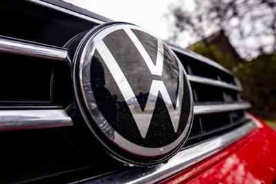 Volkswagen Wirtschaft, Autoindustrie, Volkswagen: Blick auf das VW-Logo an einem Fahrzeug. VW ist in finanziellen Proble-stock-foto