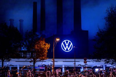 Volkswagen Wirtschaft, Autoindustrie, Volkswagen: Blick auf das VW-Logo am Stammsitz in Wolfsburg. Davor sind Fahrr?der-stock-foto