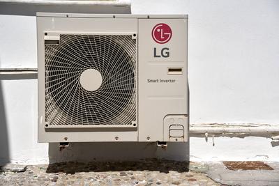 Mykonos, Greece - 7 May 2024: An outdoor unit of an air conditioning system on the facade of a residential building. Air-stock-foto