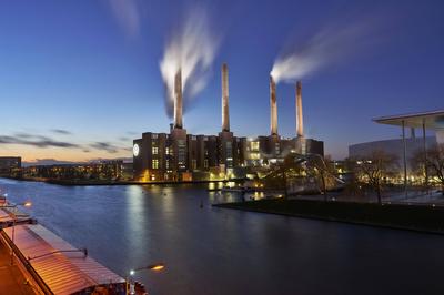 Beleuchtetes Heizkraftwerk Wolfsburg Nord/S?d-stock-foto