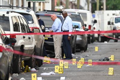 Three people are dead and ten people are injured in a mass shooting on the 1500 block of s. Etting street in philadelphia, pennsylvania-stock-foto