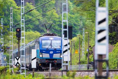Eurozug aus Prag Ein Zug der Tschechischen Eisenbahn ?aesk? drahy, a.s. f?hrt auf der Bahnstrecke nach Deutschland ein.-stock-foto