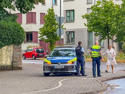 Evakuierung nach Bombenfund in Ettlingen: Fliegerbombe aus dem zweiten Weltkrieg in Wohngebiet entdeckt - Evakuierungsradius von 400 Metern ist erforderlich - Bewohner m?ssen H?user verlassen, Polizei und Ordnungskr?fte im Einsatz-stock-foto