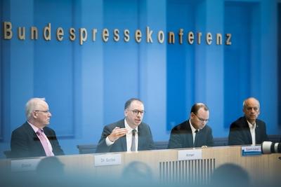 L R Matthias Bartke SPD Niels Annen SPD Staatsminister im Auswaertigen Amt Tim Szent Ivanyi-stock-foto