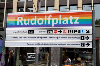 06.07.2025, xsscx, K?ln, W?hrend der Zeit den Cologne Pride 2025 ist das Schild der KVB-Haltestelle in Regenbogenfarben-stock-foto