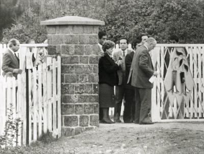 Mitglieder der Colonia Dignidad verlassen das abgesperrte Gelaende der Colonia durch das Haupttor-stock-foto