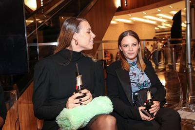 KaDeWe Show Event in Berlin Jasna Fritzi Bauer und Katharina Zorn KaDeWe Show Event in Berlin Das KaDeWe feiert den Umba-stock-photo