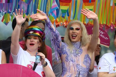 06.07.2025, xsscx, K?ln, Teilnehmerinnen auf dem Wagen von Eurowings im Rahmen des Cologne Pride 2025-stock-foto