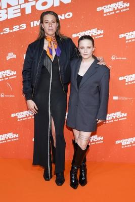 Jasna Fritzi Bauer, Katharina Zorn bei der Premiere von Sonne und Beton am 24. Februar 2023 im UCI Luxe Gropius Passagen in Berlin. Berlin Deutschland *** Jasna Fritzi Bauer, Catherine Zorn at the Premiere from Sun and Concrete on 24 February 2023 at UCI Luxe Gropius Passages in Berlin Berlin Germany-stock-foto