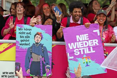 06.07.2025, xsscx, K?ln, Teilnehmer an der Parade auf dem Wagen der Deutsche Telekom im Rahmen des Cologne Pride 2025-stock-foto