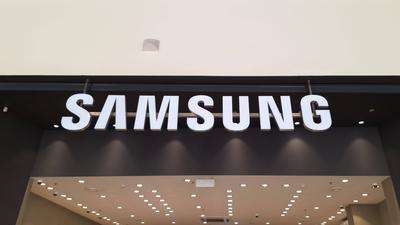 Moskau, Russland - 26. April 2025.Samsung-Schaufenster mit beleuchtetem Logo und moderner Innenbeleuchtung-stock-foto