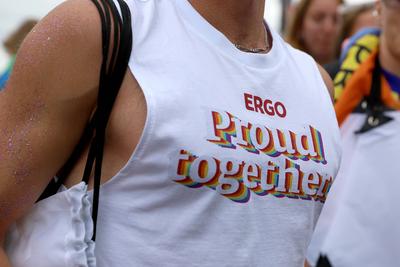 06.07.2025, xsscx, K?ln, Zuschauer mit der Aufshrift Proud Together im Rahmen des Cologne Pride 2025-stock-foto