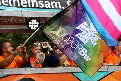 06.07.2025, xsscx, K?ln,  Teilnehmer auf dem Wagen der Bundeswehr im Rahmen des Cologne Pride 2025-stock-foto