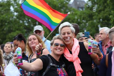 06.07.2025, xsscx, K?ln, Zuschauerinnen mit Regenbogenfahne im Rahmen des Cologne Pride 2025-stock-foto