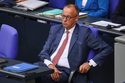 Berlin, Deutschland, 08.07.2025: Deutscher Bundestag: 16. Bundestagssitzung - Haushaltswoche: Bundeskanzler Friedrich Me-stock-foto