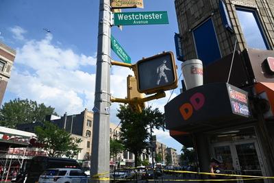 1 man killed, 2 others injured in shooting and slashing at westchester avenue and southern boulevard within the confines of the 41 precinct in the longwood neighborhood of bronx, new york city-stock-foto