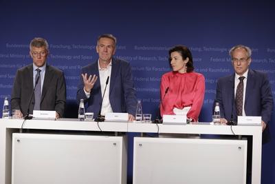 Sprecher des Bewertungsstrangs Kosten und Risiken, Florian Sonnemann, Vorsitzende des Wissenschaftsrats, Wolfgang Wick,-stock-foto