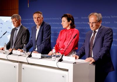 Sprecher des Bewertungsstrangs Kosten und Risiken, Florian Sonnemann, Vorsitzende des Wissenschaftsrats, Wolfgang Wick,-stock-foto