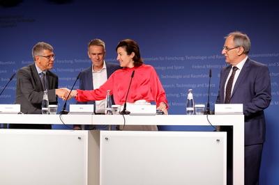 Sprecher des Bewertungsstrangs Kosten und Risiken, Florian Sonnemann, Vorsitzende des Wissenschaftsrats, Wolfgang Wick,-stock-foto