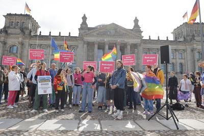 Deutschland, Berlin, Demonstration vor dem Bundestag, Amtsmissbrauch stoppen! Bunt statt grau: Die Regenbogenfahne am CS-stock-foto