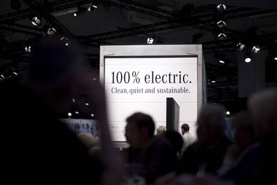 Daimler general meeting DEU, Deutschland, Berlin, 05.04.2018 Lastwagen mit Logo 100 Prozent electric Clean, quiet and s-stock-foto
