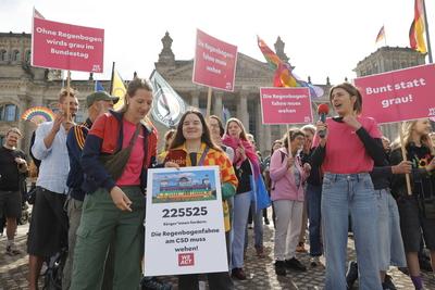 Deutschland, Berlin, Demonstration vor dem Bundestag, Amtsmissbrauch stoppen! Bunt statt grau: Die Regenbogenfahne am CS-stock-foto