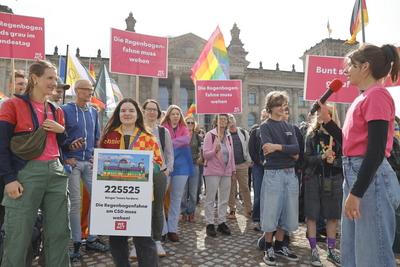 Deutschland, Berlin, Demonstration vor dem Bundestag, Amtsmissbrauch stoppen! Bunt statt grau: Die Regenbogenfahne am CS-stock-foto