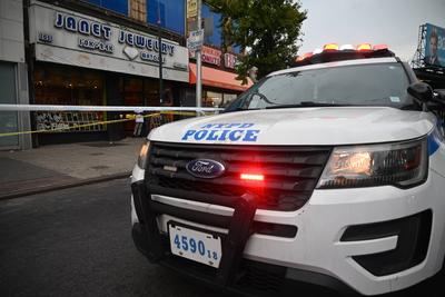 1 man killed, 2 others injured in shooting and slashing at westchester avenue and southern boulevard within the confines of the 41 precinct in the longwood neighborhood of bronx, new york city-stock-foto