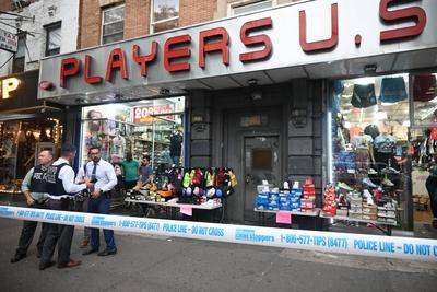 1 man killed, 2 others injured in shooting and slashing at westchester avenue and southern boulevard within the confines of the 41 precinct in the longwood neighborhood of bronx, new york city-stock-foto