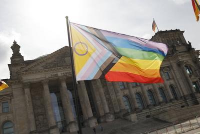 Deutschland, Berlin, Demonstration vor dem Bundestag, Amtsmissbrauch stoppen! Bunt statt grau: Die Regenbogenfahne am CS-stock-foto