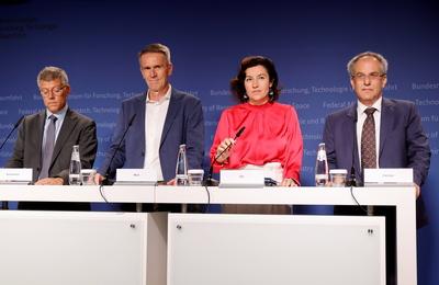 Sprecher des Bewertungsstrangs Kosten und Risiken, Florian Sonnemann, Vorsitzende des Wissenschaftsrats, Wolfgang Wick,-stock-foto