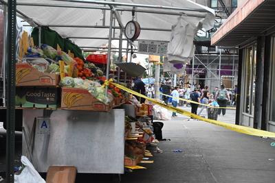 1 man killed, 2 others injured in shooting and slashing at westchester avenue and southern boulevard within the confines of the 41 precinct in the longwood neighborhood of bronx, new york city-stock-foto